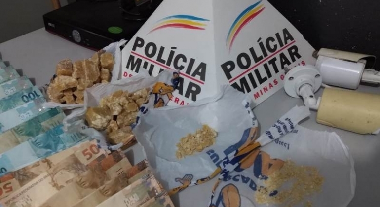 PM localiza grande quantidade de crack e dinheiro em residência na cidade de Patos de Minas PM localiza grande quantidade de crack e dinheiro em residência na cidade de Patos de Minas