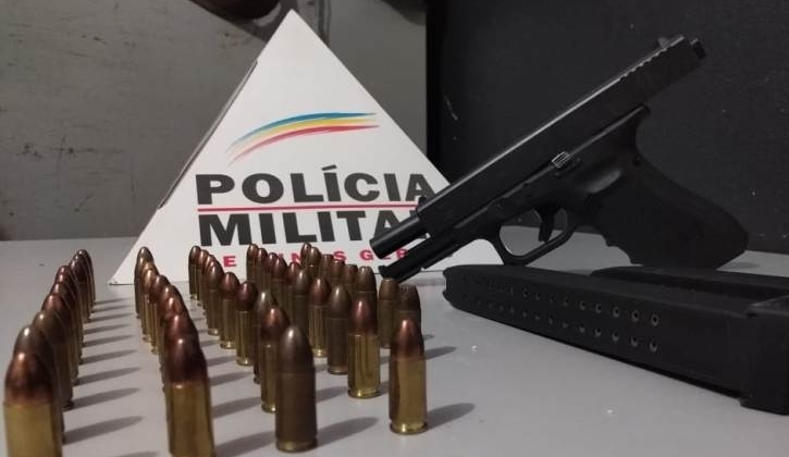 PM localiza pistola com carregador alongado em residência na cidade de Patos de Minas