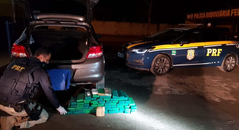 PRF de Patos de Minas localiza mais de 58 quilos de maconha após abordar veículo na BR-365