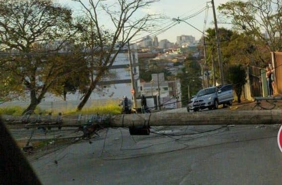 Motorista perde controle direcional e derruba poste de iluminação pública em Patos de Minas