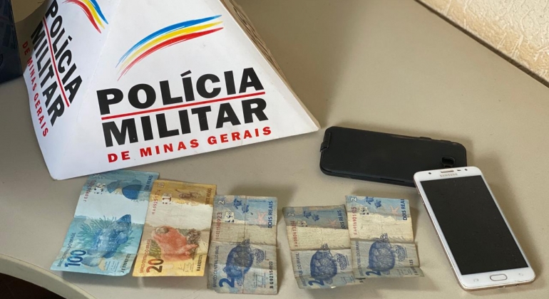 Morador de Carmo do Paranaíba encontra celular e dinheiro na rua e entrega para a Polícia Militar