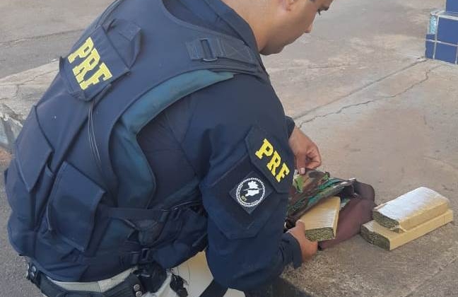 Mulher de 66 anos é detida com drogas dentro de ônibus na BR-365