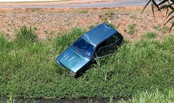 Mais um: motorista cochila, atravessa avenida e quase cai no Córrego do Monjolo em Patos de Minas