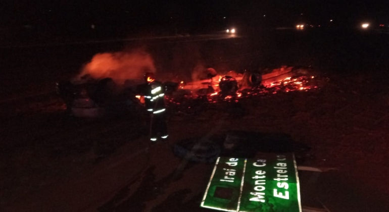Motorista morre carbonizado após caminhão pegar fogo na BR-365 
