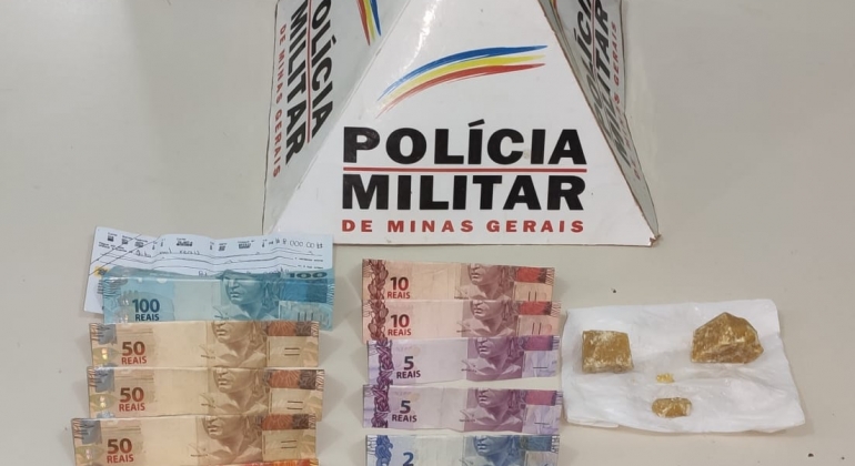 PM de Lagoa Formosa aborda veículo e encontra várias pedras de crack com os ocupantes do automóvel 