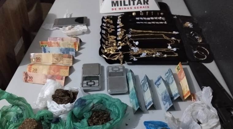 Suspeitos de tráfico são presos com drogas e semijóias em Presidente Olegário 