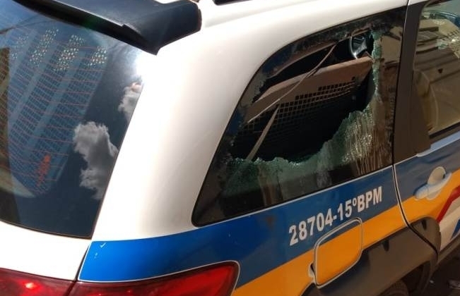 Indivíduo detido com motocicleta furtada reage a prisão e quebra xadrez e vidro de viatura policial