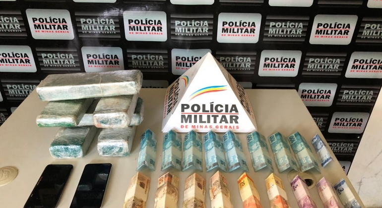 Polícia Militar de Monte Carmelo apreende grande quantidade de maconha dentro de veículo e prende suspeitos