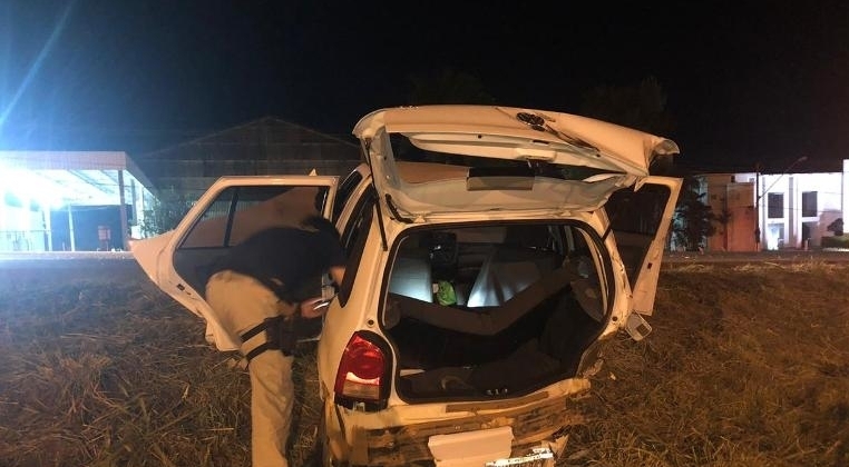 Patos de Minas: motorista deixa veículo acidentado na BR-365 com dois passageiros e foge