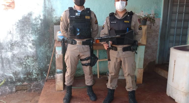  Casal é flagrado com arma de fabricação americana e pés e maconha em Patos de Minas