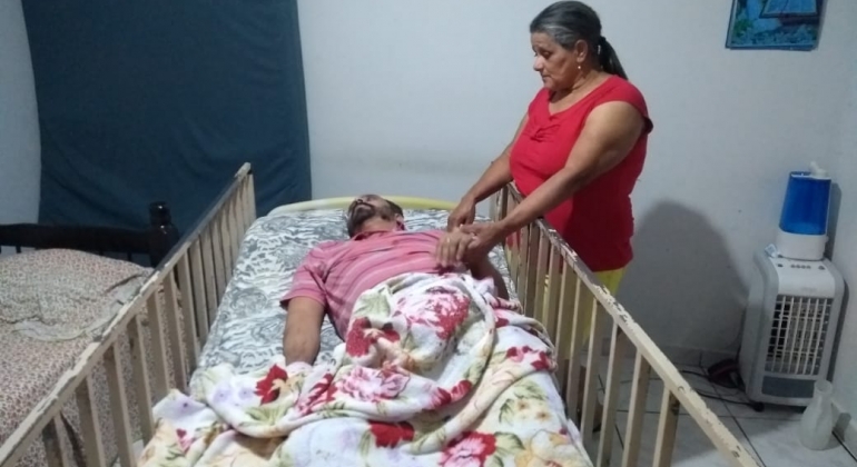 Mãe que cuida de filho acidentado em Carmo do Paranaíba busca ajuda para pagar contas de água e luz 