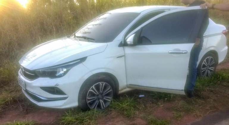 Taxista de Carmo do Paranaíba escapa de assaltantes no momento em que os bandidos roubavam seu automóvel