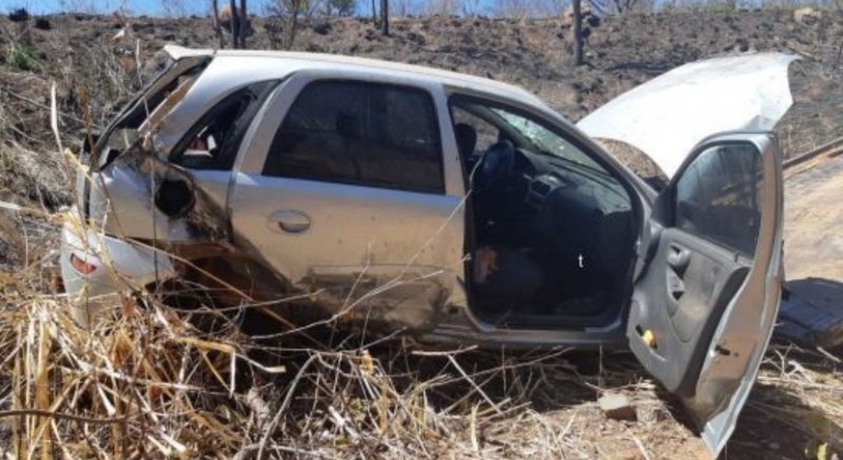 Motorista perde controle e capota carro na MG-410 em Presidente Olegário