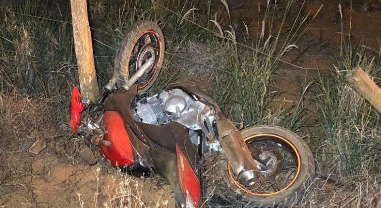 Motociclista fica ferido após colidir em cerca de arame na estrada da Serrinha