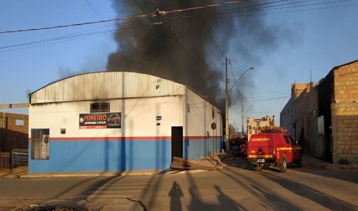  Incêndio destrói barracão e vários veículos em Presidente Olegário