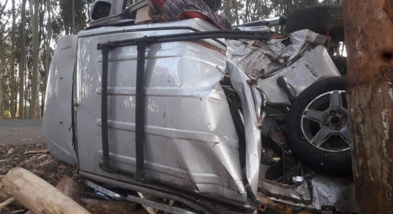 Motorista embriagado colide veículo contra eucalipto na rodovia AMG-410 em Carmo do Paranaíba