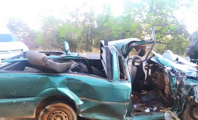 Acidente no município de Lagoa Grande entre carro e caminhão mata duas pessoas