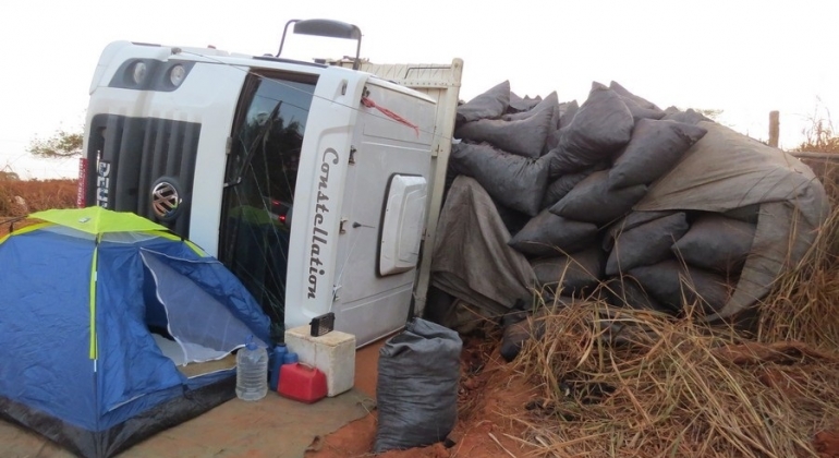 Caminhão carregado com carvão tomba em estrada vicinal próximo de Carmo do Paranaíba