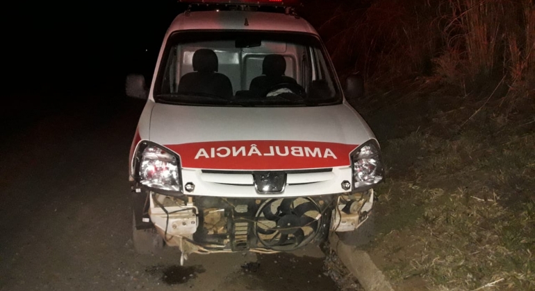 Ambulância de Carmo do Paranaíba sofre acidente na BR-354