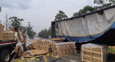 Motorista de carreta fica ferido em acidente na BR 365 em Patos de Minas Motorista de carreta fica ferido em acidente na BR 365 em Patos de Minas