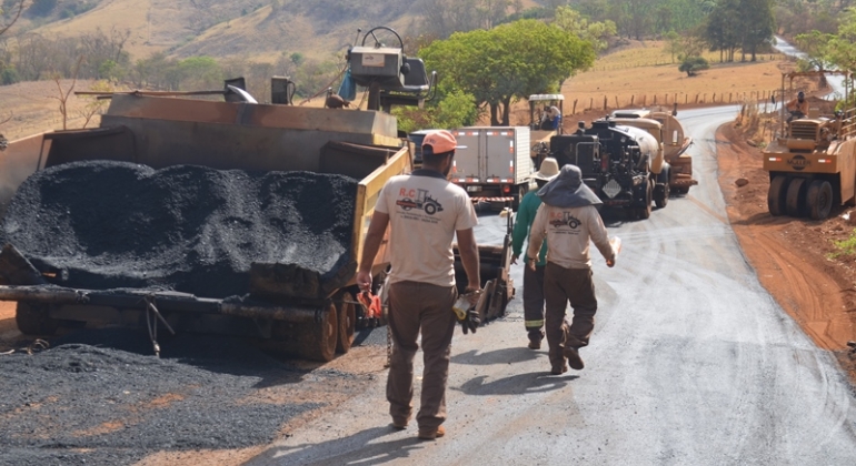 Pavimentação de 11 quilômetros da estrada que liga Lagoa Formosa ao Distrito de Limeira é finalizada