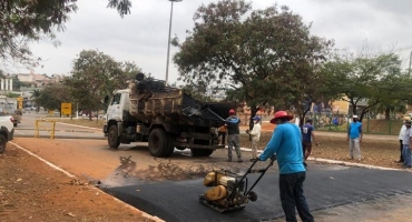 Após obra mal elaborada prefeitura de Patos de Minas decide liberar pista central da Avenida JK