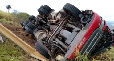Acidente na curva do Belvedere na BR-354 deixa caminhoneiro preso às ferragens Acidente na curva do Belvedere na BR-354 deixa caminhoneiro preso às ferragens