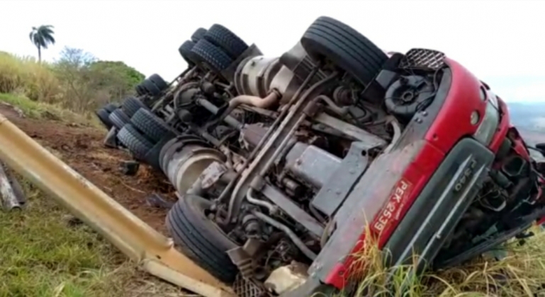 Acidente na curva do Belvedere na BR-354 deixa caminhoneiro preso às ferragens Acidente na curva do Belvedere na BR-354 deixa caminhoneiro preso às ferragens