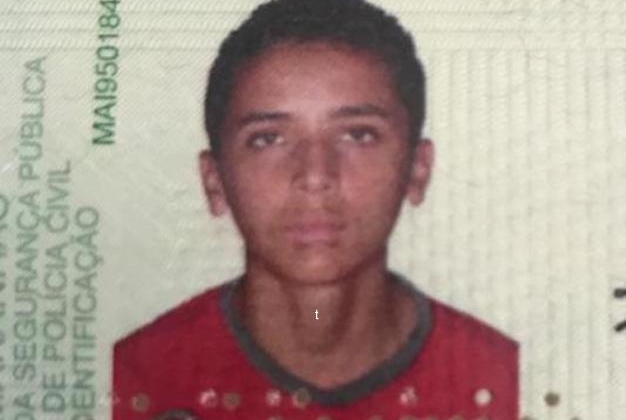 Jovem sobe em torre de alta tensão para tirar Jovem sobe em torre de alta tensão para tirar