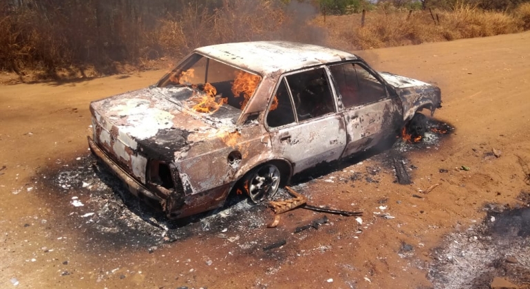 Veículo pega fogo em estrada vicinal no município de Carmo do Paranaíba Veículo pega fogo em estrada vicinal no município de Carmo do Paranaíba