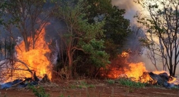 Lagoa Formosa: caminhão de combate a incêndio e Corpo de Bombeiros combatem queimadas na zona rural Lagoa Formosa: caminhão de combate a incêndio e Corpo de Bombeiros combatem queimadas na zona rural