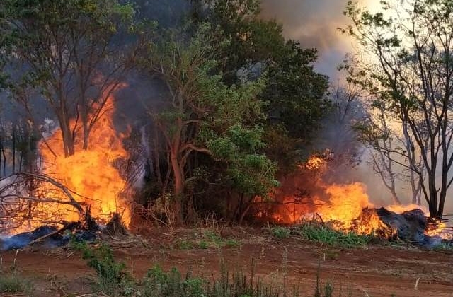 Lagoa Formosa: caminhão de combate a incêndio e Corpo de Bombeiros combatem queimadas na zona rural 