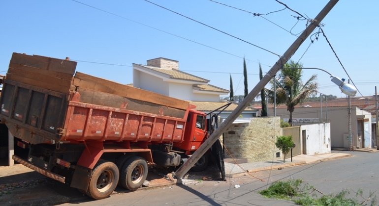 caminhão sem motorista desce Rua no Bairro Santa Cruz e atinge duas residências 