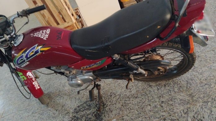 Motocicleta é furtada em estacionamento de supermercado em Carmo do Paranaíba e dono para resgate para ladrão 