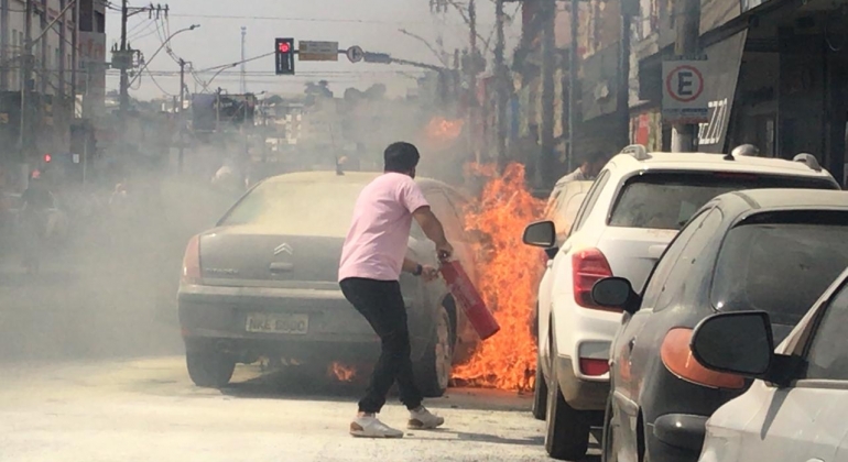 Veículo com placas de Lagoa Formosa incendeia na cidade de Patos de Minas 
