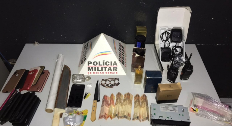 Lagoa Formosa: PM apreende droga, dinheiro e vários materiais que estavam em residência usada para o tráfico
