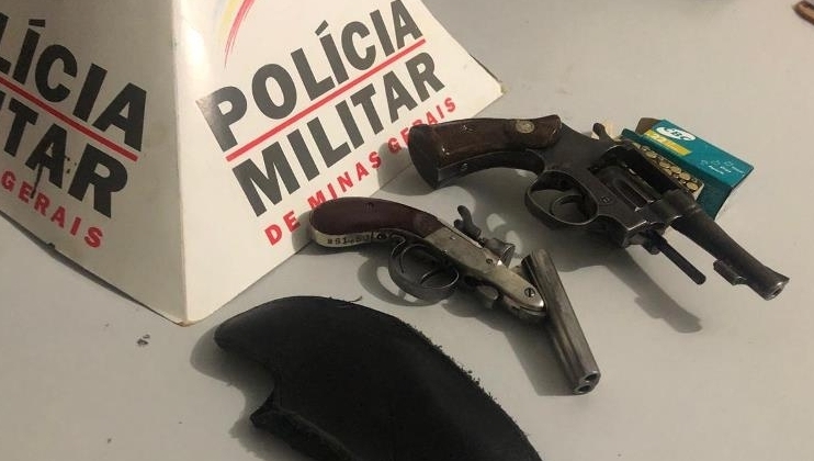 Homem é detido após a PM localizar duas armas de fogo em sua residência em Patos de Minas