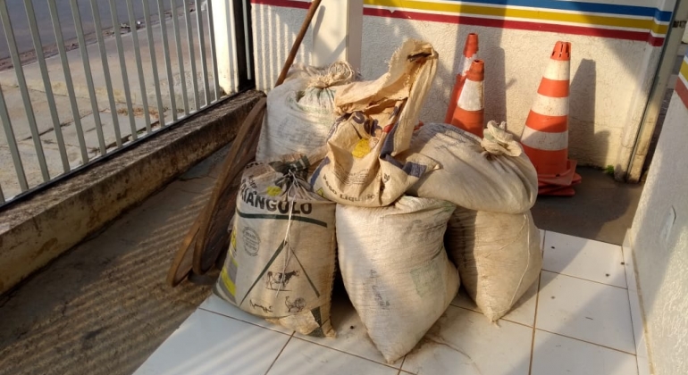 Homem é flagrado furtando café em fazenda no município de Carmo do Paranaíba e acaba preso