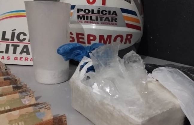 Mulher é presa em apartamento na cidade de Patos de Minas com aproximadamente 1 quilo de cocaína 