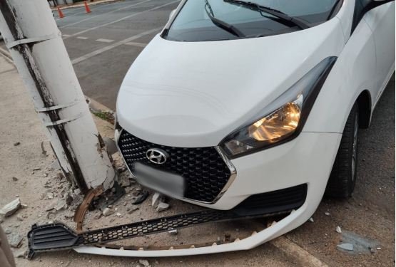 Motorista passa mal e bate carro em poste na Avenida Marabá em Patos de Minas Motorista passa mal e bate carro em poste na Avenida Marabá em Patos de Minas