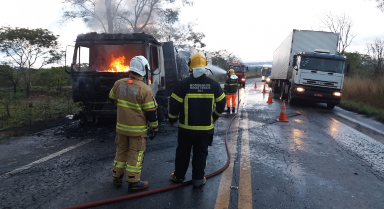 Carreta incendeia na BR-365 no município de Patos de Minas