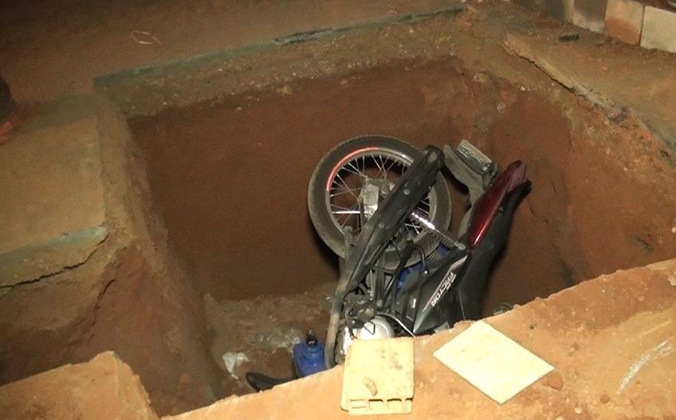Motoqueiro cai em buraco feito para manutenção em rede de abastecimento de água em Patos de Minas