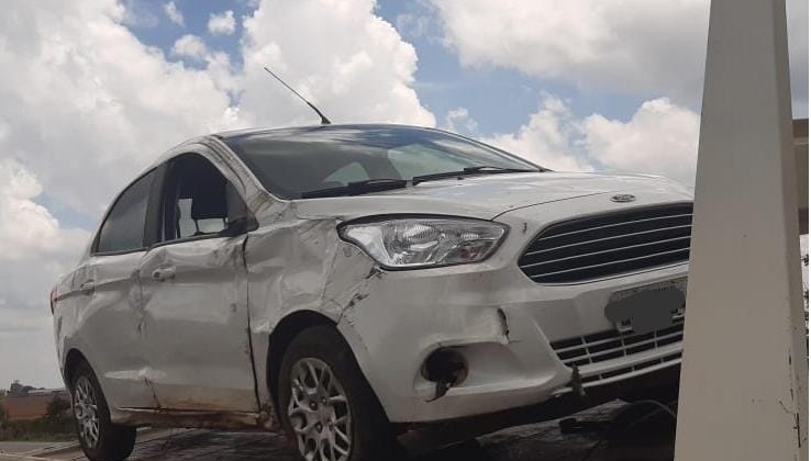 Motorista perde controle direcional durante discussão de casal na BR-354 e carro sai da pista Motorista perde controle direcional durante discussão de casal na BR-354 e carro sai da pista
