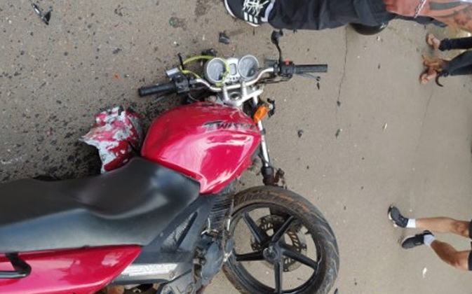 Motoqueiro inabilitado colide contra veículo na cidade de Patos de Minas Motoqueiro inabilitado colide contra veículo na cidade de Patos de Minas