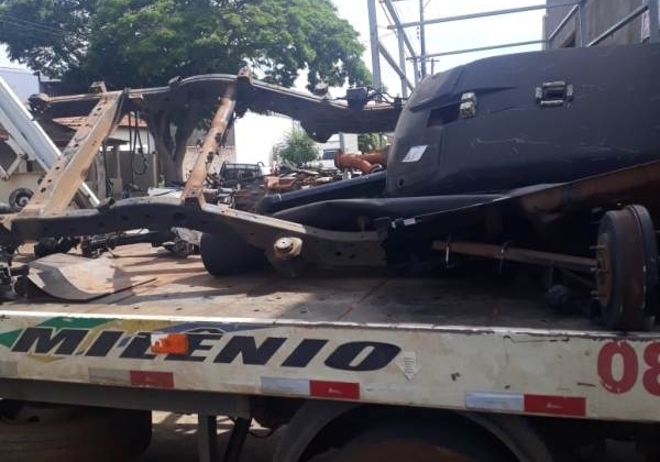 PM localiza caminhonete furtada em São Paulo sendo desmanchada em ferro-velho de Patos de Minas PM localiza caminhonete furtada em São Paulo sendo desmanchada em ferro-velho de Patos de Minas