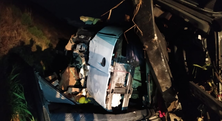 Caminhão carregado com frutas tomba  na BR- 146 e motorista morre após ficar preso entre às ferragens