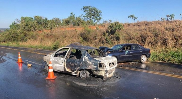 Mulher morre carbonizada em grave acidente na BR-365 em Patos de Minas Mulher morre carbonizada em grave acidente na BR-365 em Patos de Minas