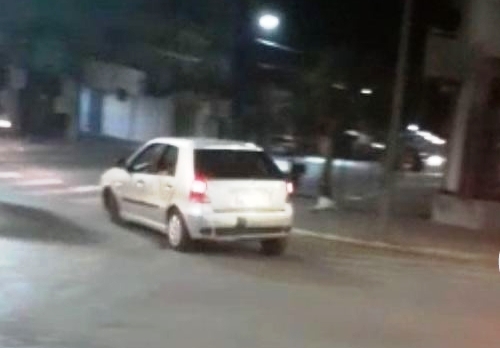 Após advertir motorista por urinar na rua motociclista é perseguido e tem moto destruída