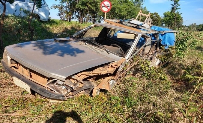 Motorista sofre acidente após pneu de veículo estourar na MGC-354 em Presidente Olegário