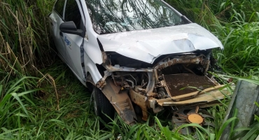 Veículo sofre aquaplanagem e motorista bate em guard rail na BR-354 no município de Lagoa Formosa 